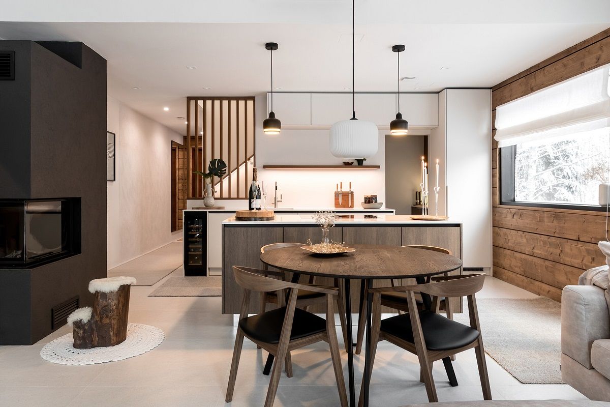 Living kitchen lighting with pendant lights on the island and dining table and LED strip lighting on the worktop